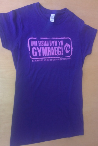 Crys-T Dwi eisiau byw yn Gymraeg (Wedi ffitio / Ar fesur) Crys-T Dwi eisiau byw yn Gymraeg (Wedi ffitio / Ar fesur)