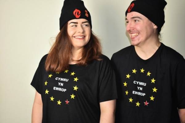Crys T Cymru yn Ewrop, Crys Botwm Bol Cymru yn Ewrop, Het Cymdeithas, Bathodyn! Crys T Cymru yn Ewrop, Crys Botwm Bol Cymru yn Ewrop, Het Cymdeithas, Bathodyn!