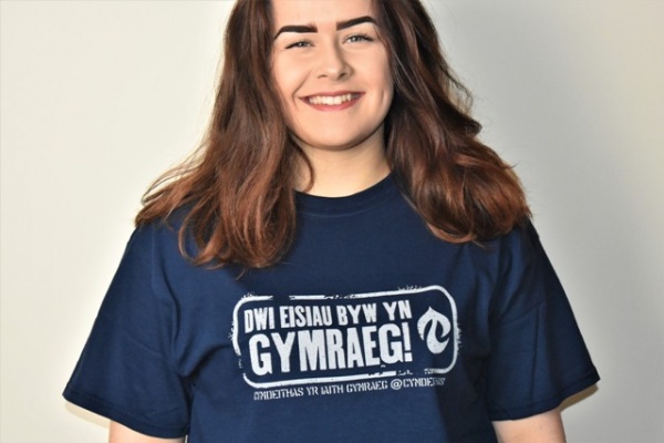 Crys-T Dwi eisiau byw yn Gymraeg (Oedolyn) Crys-T Dwi eisiau byw yn Gymraeg (Oedolyn)