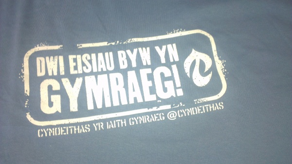 Crys-T Dwi eisiau byw yn Gymraeg (Oedolyn) Crys-T Dwi eisiau byw yn Gymraeg (Oedolyn)