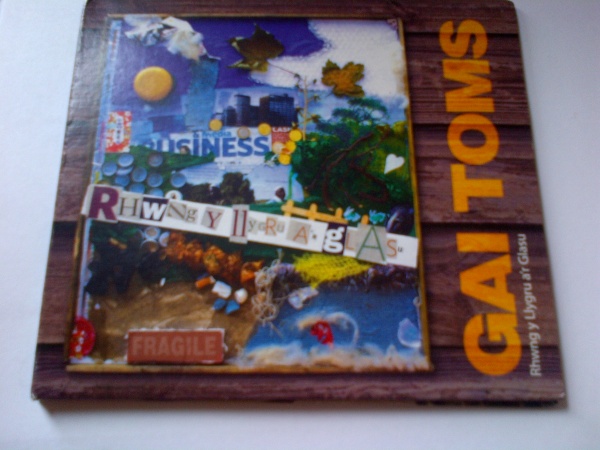 Gai Toms Rhwng y Llygru a'r Glasu Gai Toms Rhwng y Llygru a'r Glasu
