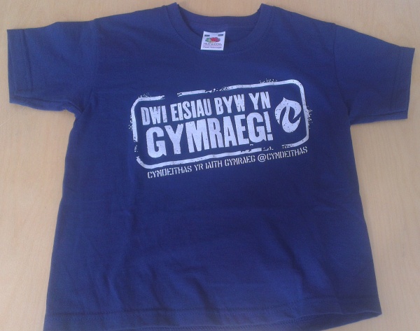 Crys-T Dwi eisiau byw yn Gymraeg Glas Tywyll (Plentyn) Crys-T Dwi eisiau byw yn Gymraeg Glas Tywyll (Plentyn)